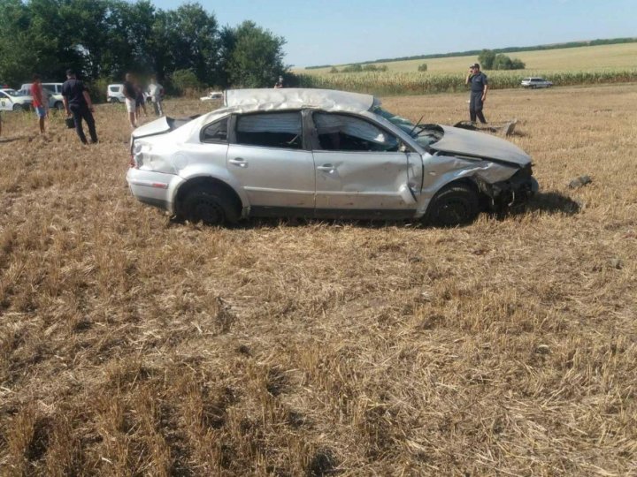 ACCIDENT CUMPLIT la Edineț. Doi TINERI au MURIT după ce mașina în care se aflau s-a răsturnat (FOTO)