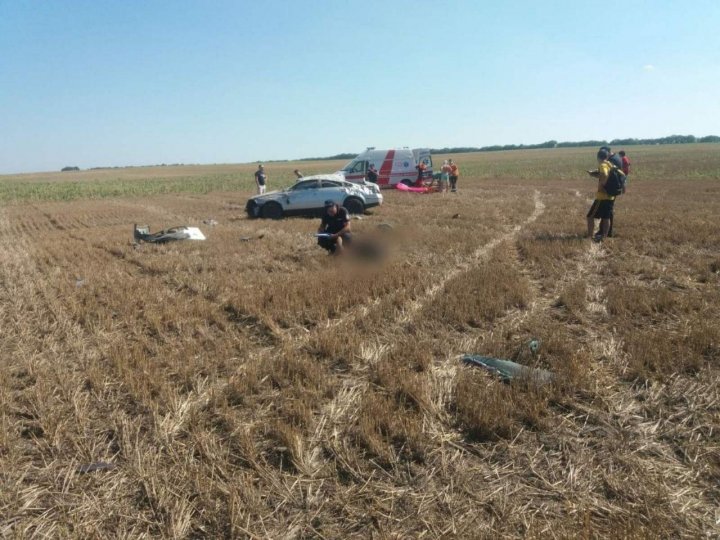 ACCIDENT CUMPLIT la Edineț. Doi TINERI au MURIT după ce mașina în care se aflau s-a răsturnat (FOTO)