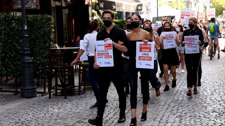 Angajații restaurantelor din București au protestat față de restricții. Meniul zilei - șomaj, desertul - faliment