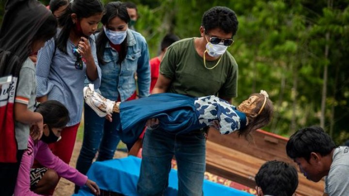 Ritual macabru de dezgropare a morţilor: rudele îmbrăţişează cadavrele în semn de respect