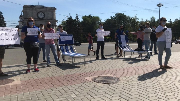 PROTEST la Guvern. Administratorii piscinelor vor să activeze din nou: Incompetenţa voastră nu este vina noastră (FOTO)