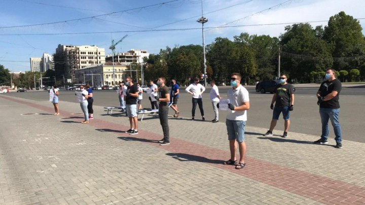 PROTEST la Guvern. Administratorii piscinelor vor să activeze din nou: Incompetenţa voastră nu este vina noastră (FOTO)