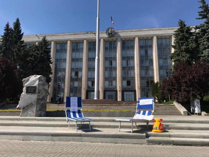 PROTEST la Guvern. Administratorii piscinelor vor să activeze din nou: Incompetenţa voastră nu este vina noastră (FOTO)