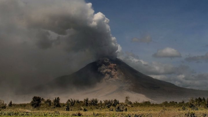 Indonezia: Alertă aeriană după o nouă erupţie a vulcanului Sinabung