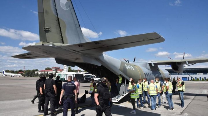 Șapte bărbați, aflați în căutare internațională pentru săvârșirea diferitor infracțiuni, extrădați în Republica Moldova (FOTO)