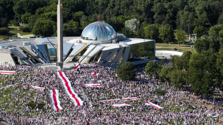 Belarus: Sute de mii de oameni au ieșit pe străzi pentru a cere plecarea lui Aleksandr Lukașenko