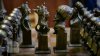 (FOTOREPORT) Sculptorul Pavel Obreja a creat un set de şah exclusiv, cu figurine ce reprezintă personalităţi istorice