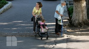 "Pe aici trec întotdeauna maşini de ambulanţă." Străzi din capitală care arată ca după bombardament (FOTOREPORT)