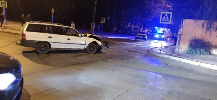 Accident grav în sectorul Buiucani din Capitală. Mai mulți polițiști au fost răniți (FOTO)