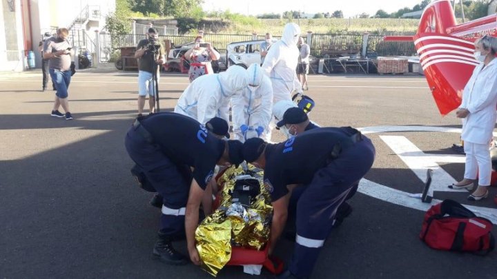 O nouă misiune SMURD în Moldova. Un bărbat din Soroca, transportat la Centrul Republican de Leziuni Termice din Capitală (FOTO)