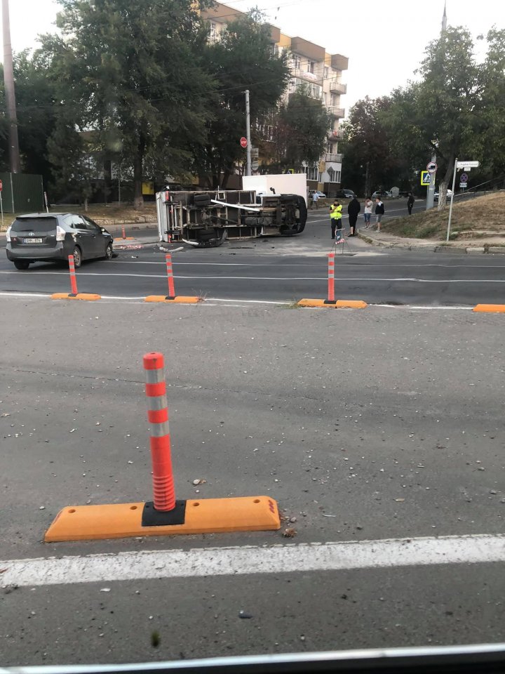 Accident grav pe strada Florilor din Capitală. Un camion s-a răsturnat, după ce s-a ciocnit cu un automobil (FOTO/VIDEO)