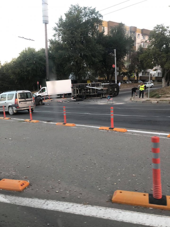 Accident grav pe strada Florilor din Capitală. Un camion s-a răsturnat, după ce s-a ciocnit cu un automobil (FOTO/VIDEO)