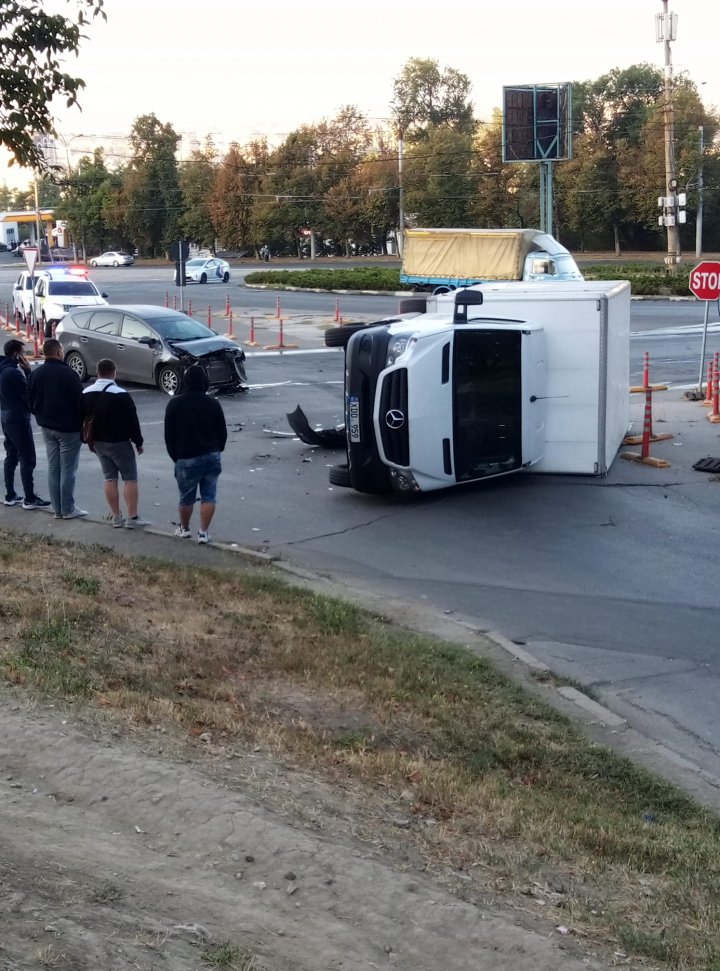 Accident grav pe strada Florilor din Capitală. Un camion s-a răsturnat, după ce s-a ciocnit cu un automobil (FOTO/VIDEO)