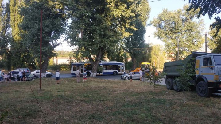 Accident VIOLENT pe strada Muncești. Un BMW făcut zob, după ce s-a ciocnit cu un excavator (FOTO)