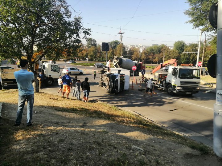 Accident grav pe strada Florilor din Capitală. Un camion s-a răsturnat, după ce s-a ciocnit cu un automobil (FOTO/VIDEO)