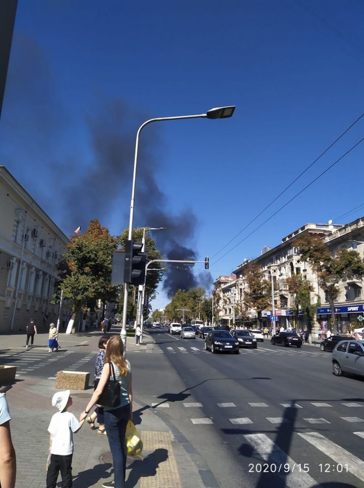 Incendiu puternic în centrul Capitalei. Un bloc în construcții, cuprins de flăcări (FOTO/VIDEO)