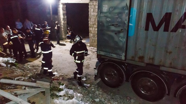 TRAGEDIE la Bălți. Un bărbat a murit, iar alți doi au fost răniți, după ce peste ei au căzut câteva plăci din granit (VIDEO)