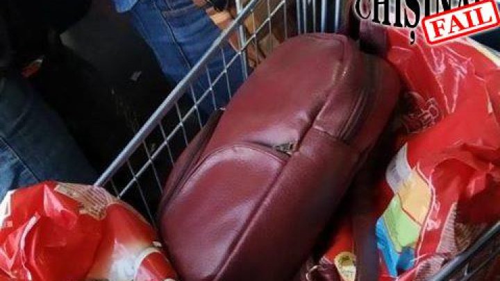 Lifehack în Chișinău: cu căruciorul din supermarket, în troleibuz (FOTO)