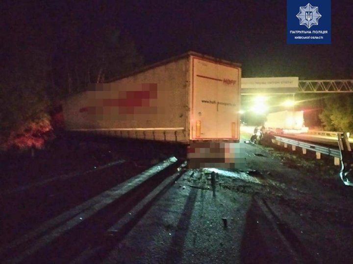 Carnagiu pe şoseaua Kiev - Harkov din Ucraina. Cinci oameni au murit, iar 20 au fost răniţi în urma unui grav accident rutier (FOTO)