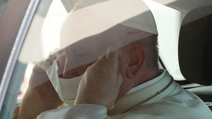 Papa Francisc, văzut purtând mască şi folosind dezinfectant în timpul unei audienţe publice săptămânale