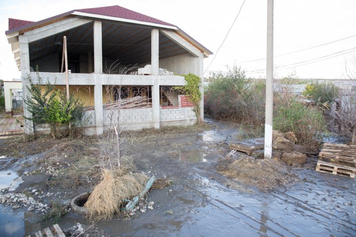 Premierul Ion Chicu a efectuat o vizită în orașul Comrat, afectat de inundații. Mai multe familii, evacuate din propriile case (FOTO)