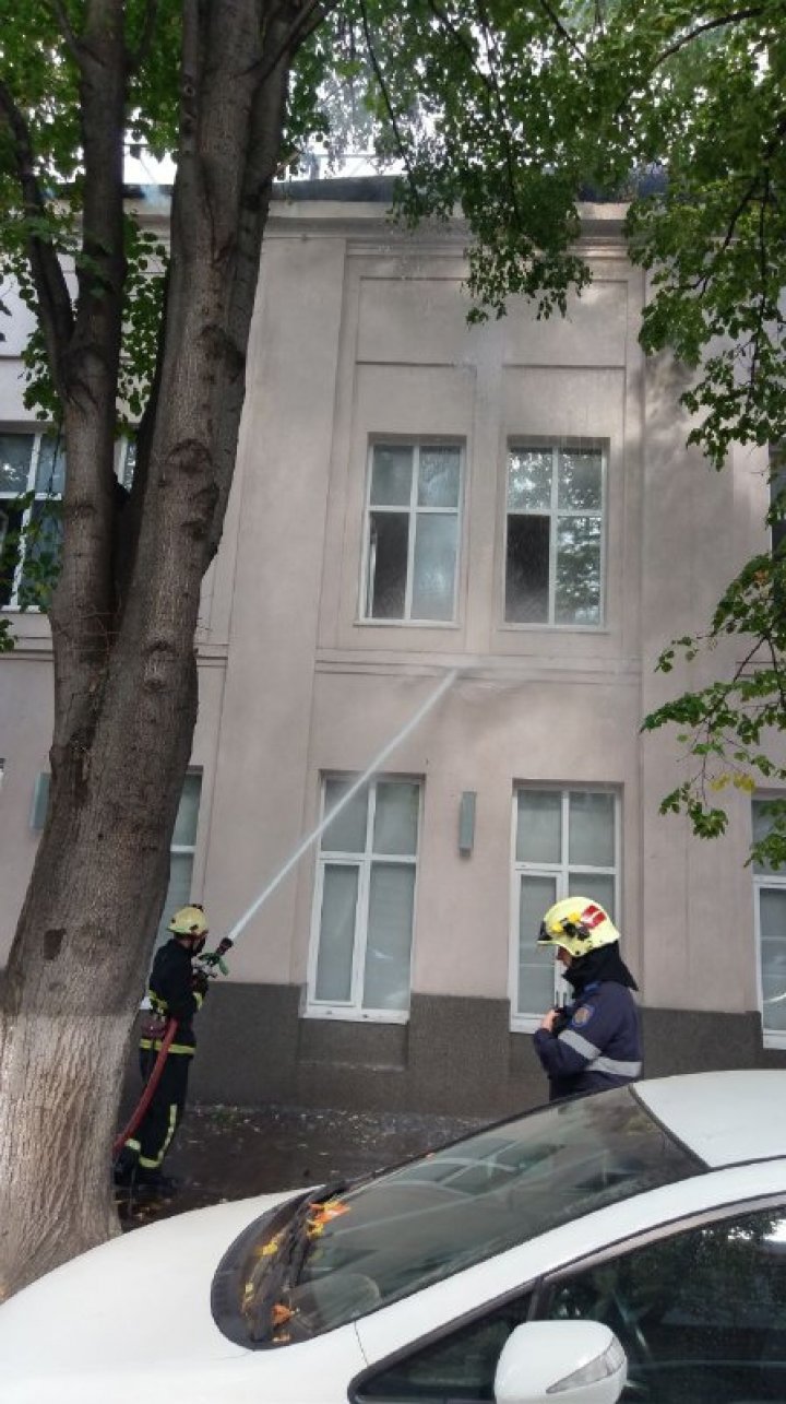 Incendiul de la Filarmonică ia amploare. Un local din preajmă a fost cuprins de flăcări (FOTO)