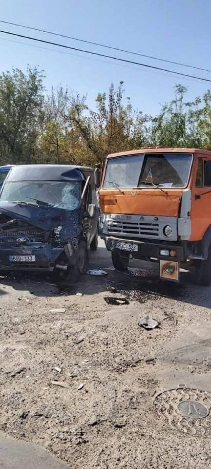 Un camion și un microbuz s-au izbit violent. Șoferii au avut nevoie de îngrijiri medicale