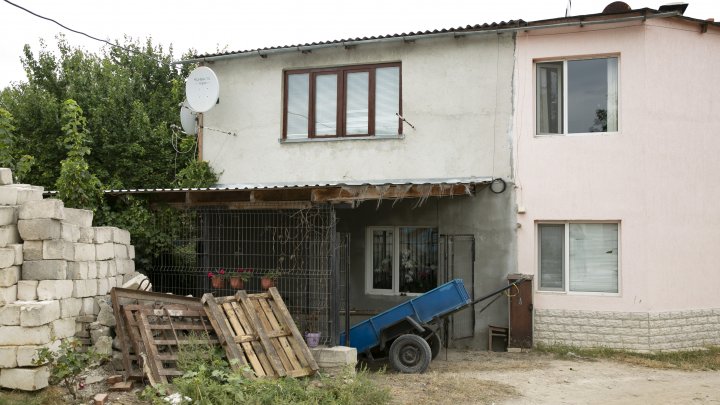 (FOTO) Calvar pentru o locuitoare din Brăneşti. Vecinii au amenajat o crescătorie de păsări sub geamurile apartamentului femeii