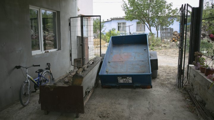 (FOTO) Calvar pentru o locuitoare din Brăneşti. Vecinii au amenajat o crescătorie de păsări sub geamurile apartamentului femeii