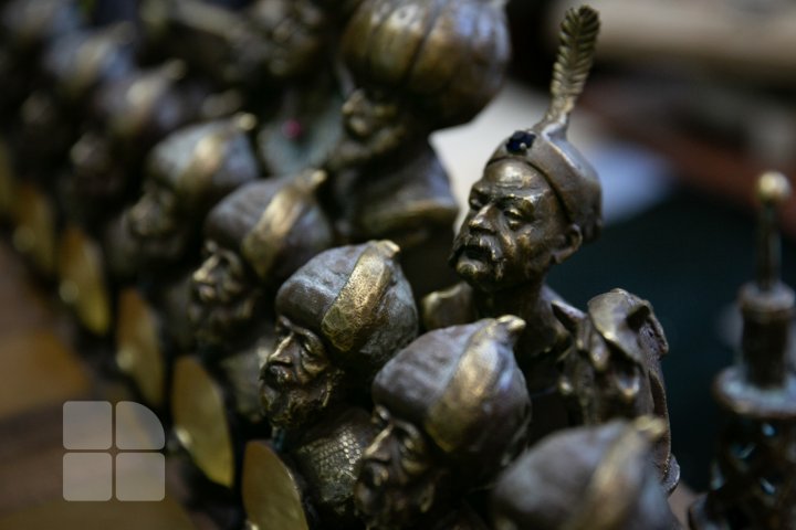 (FOTOREPORT) Sculptorul Pavel Obreja a creat un set de şah exclusiv, cu figurine ce reprezintă personalităţi istorice