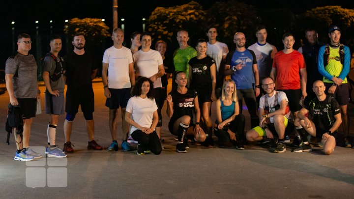 A fost dat startul maratonului în care zeci de sportivi amatori alergă fără întrerupere 35 de ore (FOTO/VIDEO)