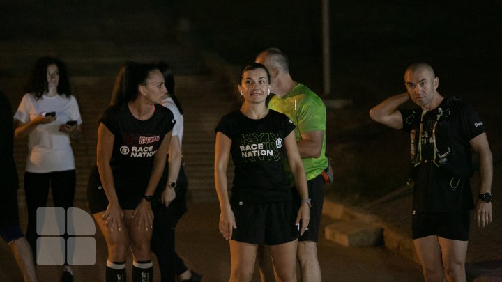 A fost dat startul maratonului în care zeci de sportivi amatori alergă fără întrerupere 35 de ore (FOTO/VIDEO)