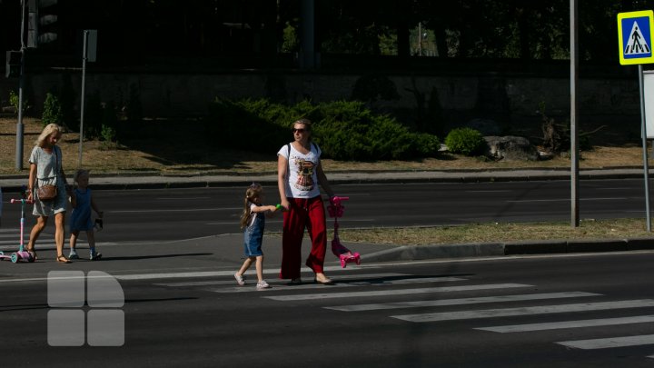 VOR TRAVERSA STRADA ÎN SIGURANȚĂ: Un scuar din sectorul Botanica a fost reamenajat (FOTOREPORT)