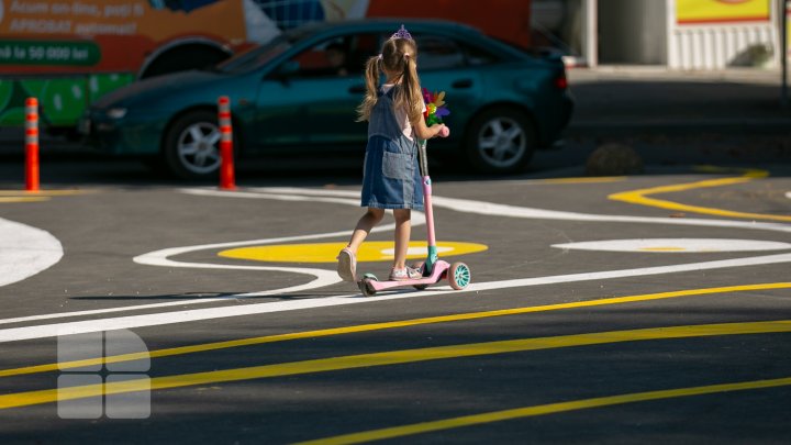 VOR TRAVERSA STRADA ÎN SIGURANȚĂ: Un scuar din sectorul Botanica a fost reamenajat (FOTOREPORT)