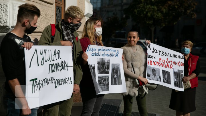 PROTEST la Primărie. Animalele sunt tratate cu cruzime la centrul de sterilizare, susțin activiștii (FOTOREPORT)