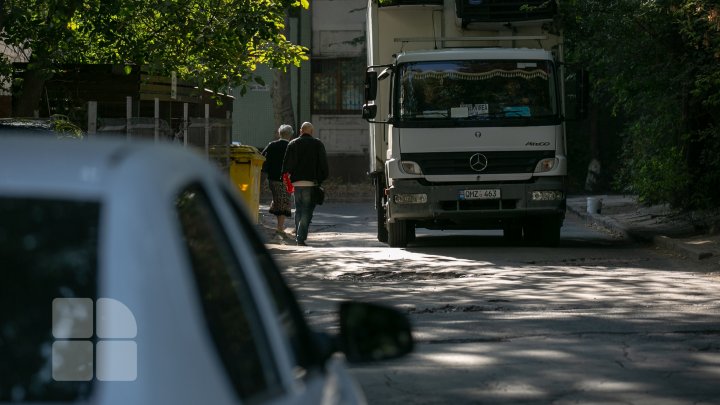 "Pe aici trec întotdeauna maşini de ambulanţă." Străzi din capitală care arată ca după bombardament (FOTOREPORT)