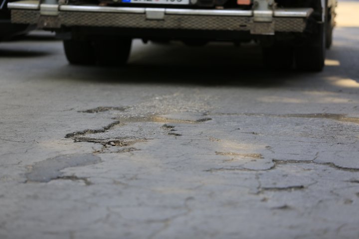 "Pe aici trec întotdeauna maşini de ambulanţă." Străzi din capitală care arată ca după bombardament (FOTOREPORT)