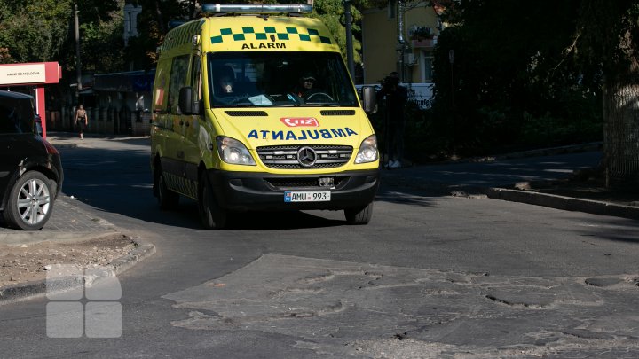 "Pe aici trec întotdeauna maşini de ambulanţă." Străzi din capitală care arată ca după bombardament (FOTOREPORT)