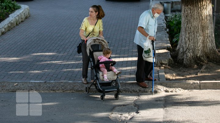 "Pe aici trec întotdeauna maşini de ambulanţă." Străzi din capitală care arată ca după bombardament (FOTOREPORT)