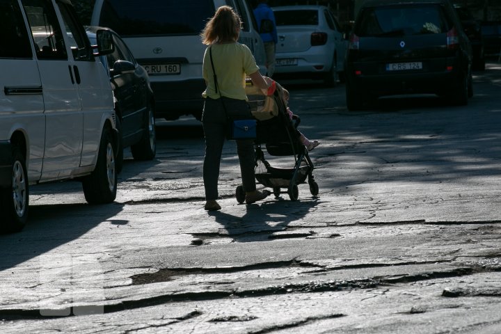 "Pe aici trec întotdeauna maşini de ambulanţă." Străzi din capitală care arată ca după bombardament (FOTOREPORT)