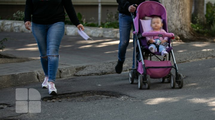 "Pe aici trec întotdeauna maşini de ambulanţă." Străzi din capitală care arată ca după bombardament (FOTOREPORT)