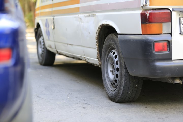 "Pe aici trec întotdeauna maşini de ambulanţă." Străzi din capitală care arată ca după bombardament (FOTOREPORT)