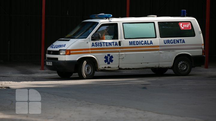 "Pe aici trec întotdeauna maşini de ambulanţă." Străzi din capitală care arată ca după bombardament (FOTOREPORT)