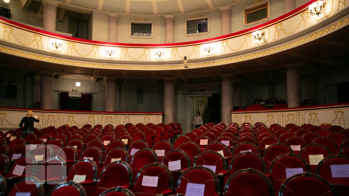 Teatrele se închid din nou de luni şi până în data de 15 ianuarie