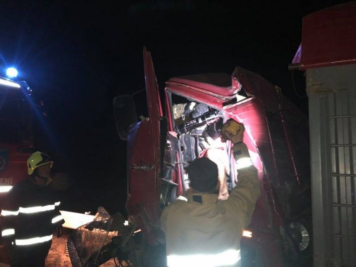 ACCIDENT CUMPLIT la Căușeni. Un tânăr, blocat între fiarele unui camion (IMAGINI DE GROAZĂ)