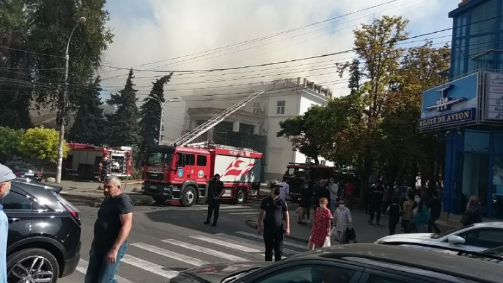 INCENDIU DE PROPORȚII la Filarmonică. Opt echipaje ale pompierilor, la fața locului (VIDEO/FOTO)