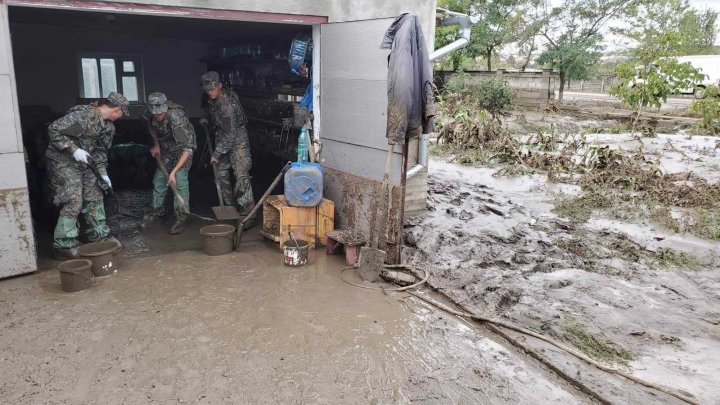 Militari ai Armatei Naționale au plecat la Comrat să ajute gospodarii la lichidarea consecinţelor inundaţiilor de ieri (FOTO)