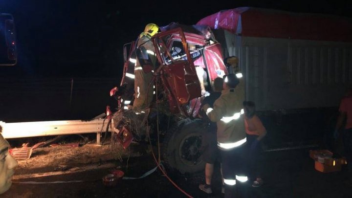 ACCIDENT CUMPLIT la Căușeni. Un tânăr, blocat între fiarele unui camion (IMAGINI DE GROAZĂ)