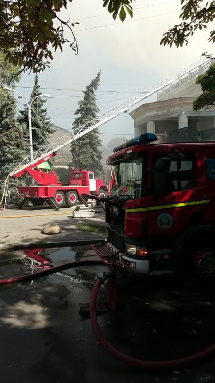 INCENDIU DE PROPORȚII la Filarmonică. Opt echipaje ale pompierilor, la fața locului (VIDEO/FOTO)