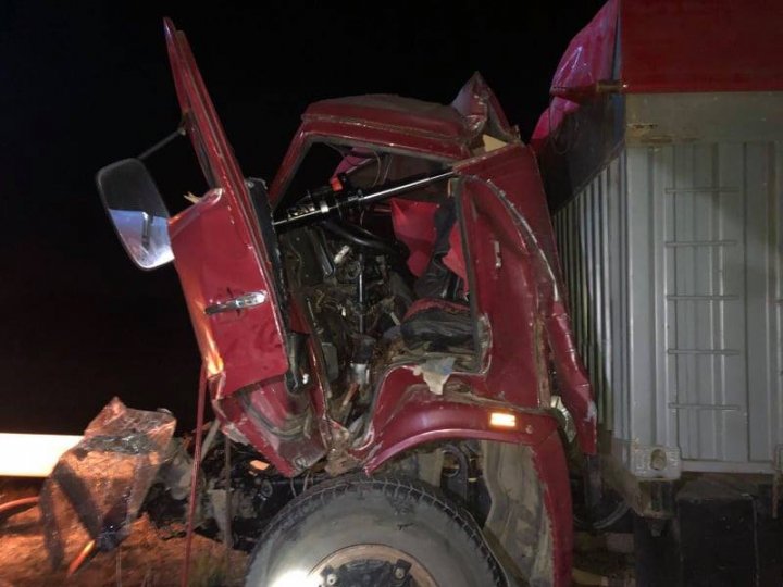 ACCIDENT CUMPLIT la Căușeni. Un tânăr, blocat între fiarele unui camion (IMAGINI DE GROAZĂ)